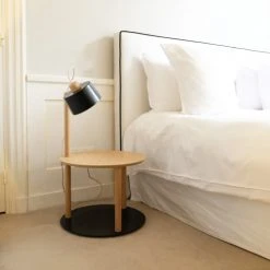 DIZY Design Tables De Chevet Good Is Beautiful Table De Chevet Avec Lampe En Chêne Et Métal Noir -Surmatelas Soldes Magasin table de chevet avec lampe en chene et metal noir 2