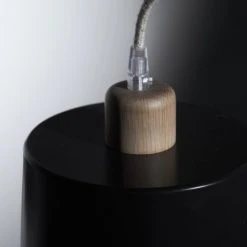 DIZY Design Tables De Chevet Good Is Beautiful Table De Chevet Avec Lampe En Chêne Et Métal Noir -Surmatelas Soldes Magasin table de chevet avec lampe en chene et metal noir 3