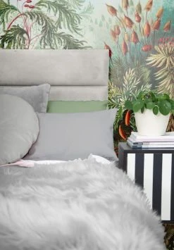 RNT By Really Nice Things Têtes De Lit Tête De Lit En Contreplaqué Et Velours Couleur Gris Chaleureux. -Surmatelas Soldes Magasin tete de lit en contreplaque et velours couleur gris chaleureux 1