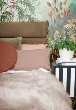 RNT By Really Nice Things Têtes De Lit Tête De Lit En Contreplaqué Et Velours Couleur Terre. -Surmatelas Soldes Magasin tete de lit en contreplaque et velours couleur terre 5