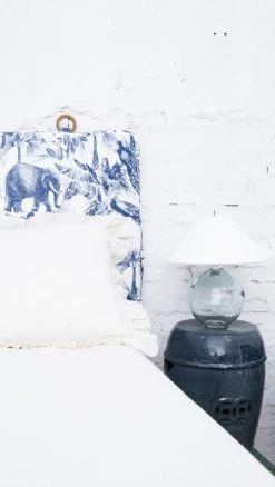 RNT By Really Nice Things Têtes De Lit Tête De Lit En Velours Et Mousse Imprimé à Safari Bleu Et Blanc. -Surmatelas Soldes Magasin tete de lit en velours et mousse imprime a safari bleu et blanc 1